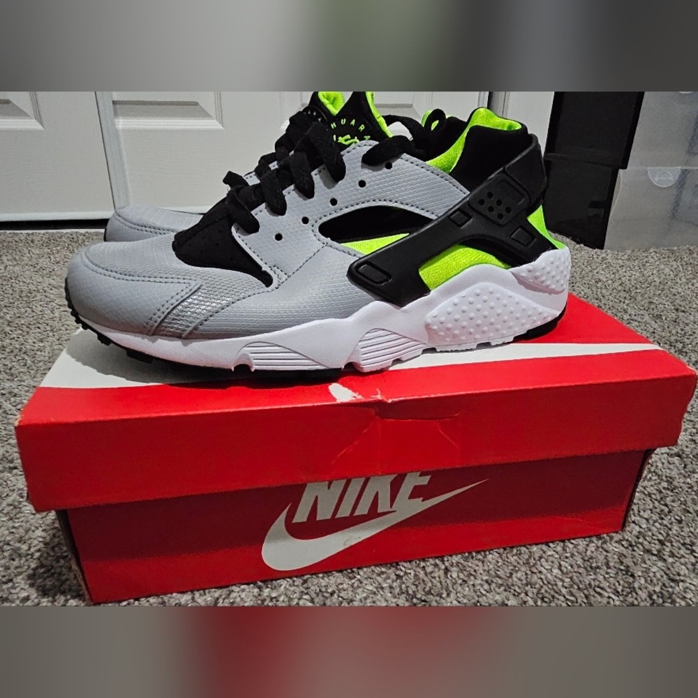 NIB Big Boy's Nike Huarache